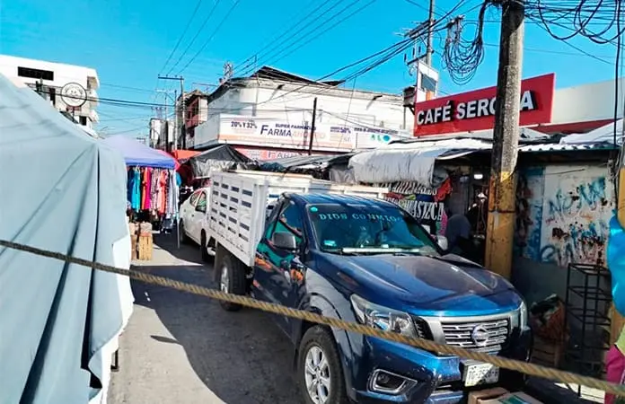 Quedan atrapados vehículos en tianguis de la calle Abasolo 