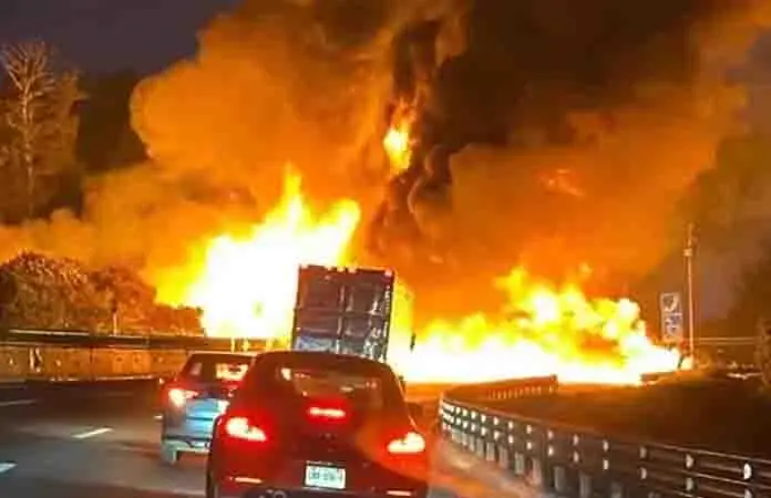 Vuelca y explota otra pipa