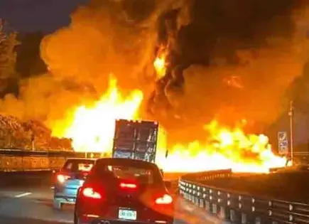 Vuelca y explota otra pipa Vuelca y explota otra pipa