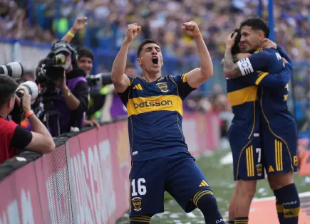 Boca Juniors vence a River Plate 2-0 en el clásico del fútbol argentino