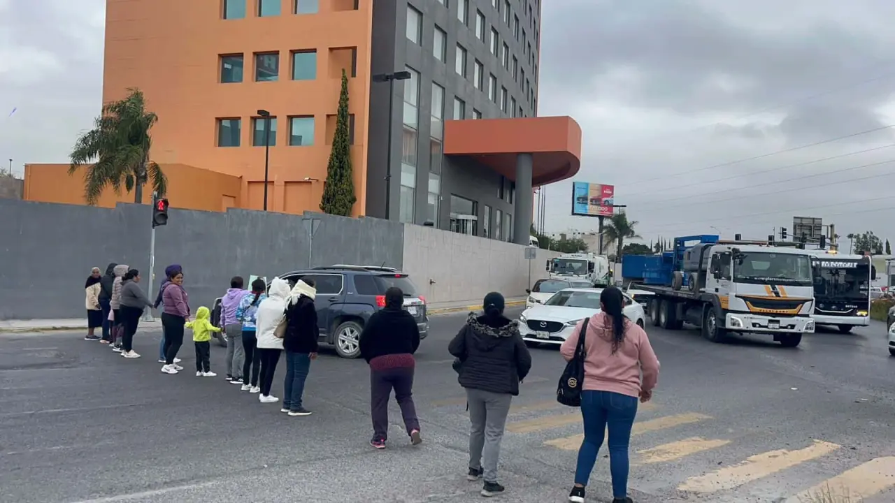 Caos vial por bloqueo en la salida a Guadalajara: exigen agua en Escalerillas