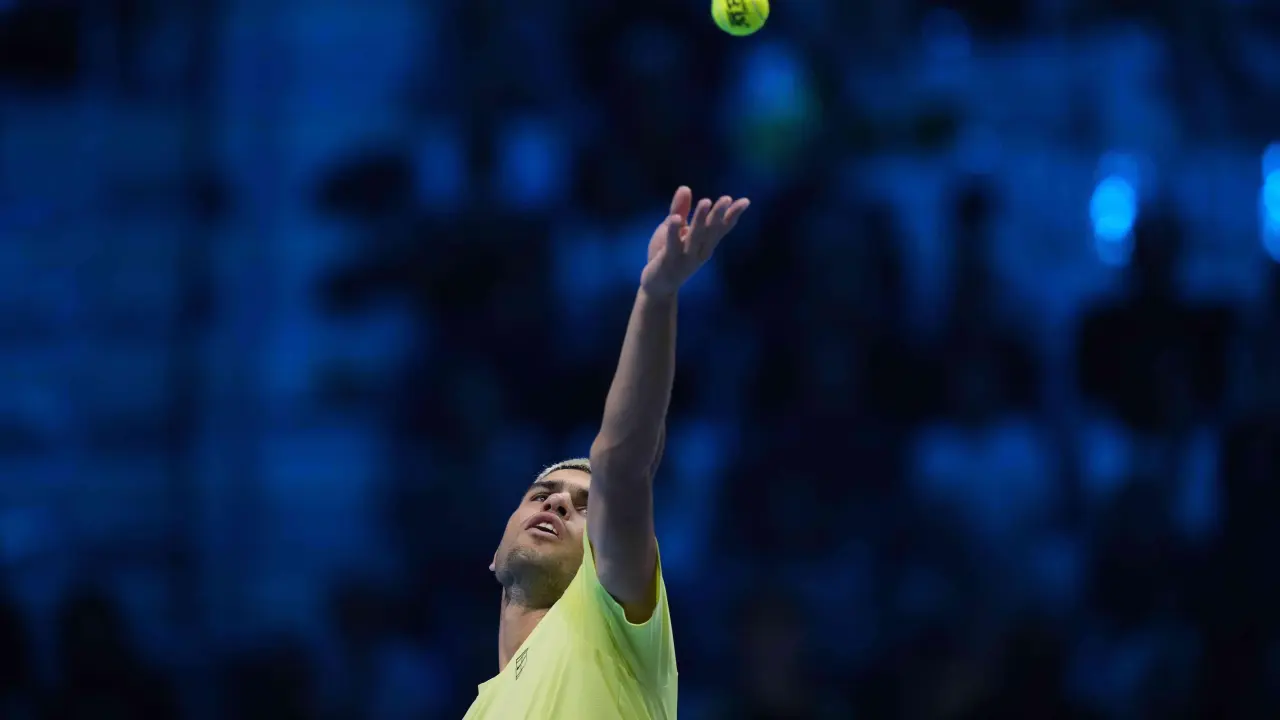 Carlos Alcaraz brilla en su debut en las Finales ATP al vencer a Alex de Miñaur