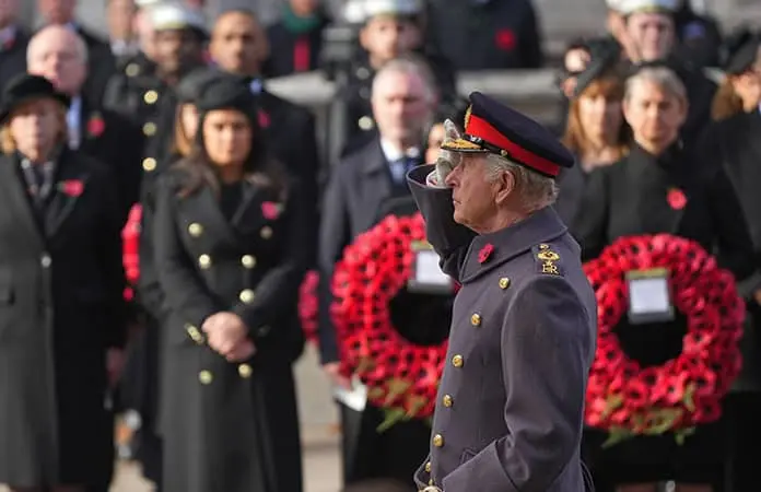 Carlos III lidera homenaje a los caídos
