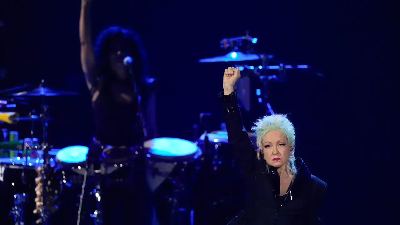 Cyndi Lauper emociona en el Salón de la Fama del Rock & Roll
