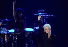 Cyndi Lauper emociona en el Salón de la Fama del Rock & Roll