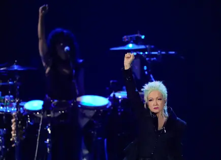 Cyndi Lauper emociona en el Salón de la Fama del Rock & Roll