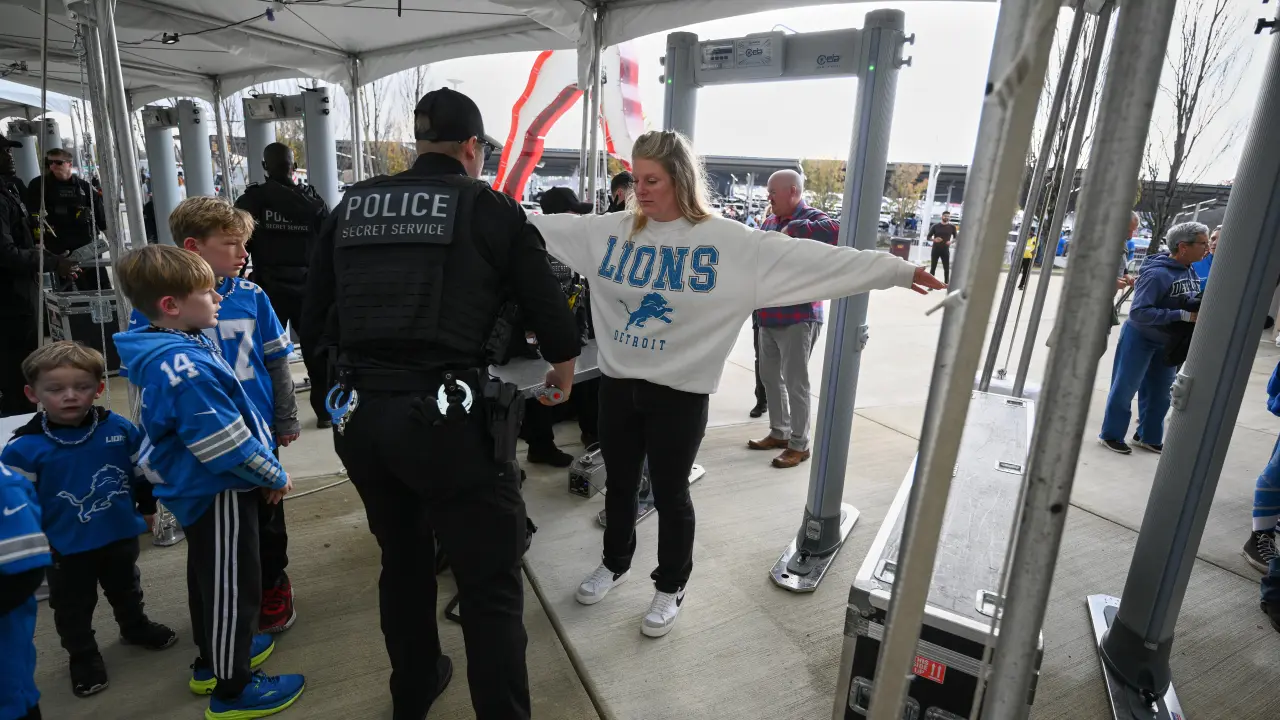 Donald Trump asiste al partido de los Commanders vs Lions en la NFL