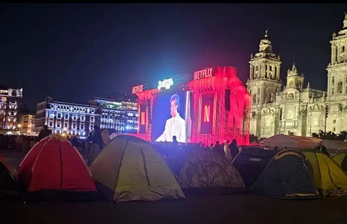 Maestros de Telesecundaria continúan en el Zócalo