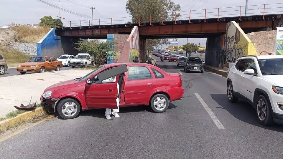 Retiran vehículo tras percance en Salvador Nava, a la altura del puente Pemex
