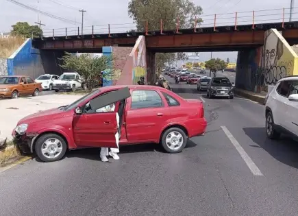Retiran vehículo tras percance en Salvador Nava, a la altura del puente Pemex Retiran vehículo tras percance en Salvador Nava, a la altura del puente Pemex