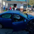 Tras chocar, camioneta se mete a una pastelería