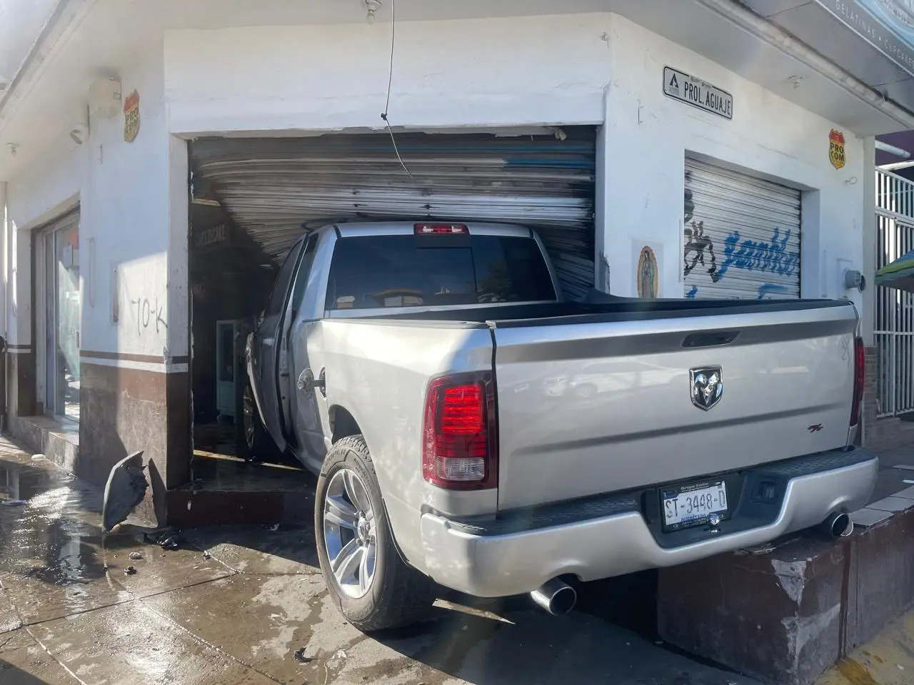 Tras chocar, camioneta se mete a una pastelería