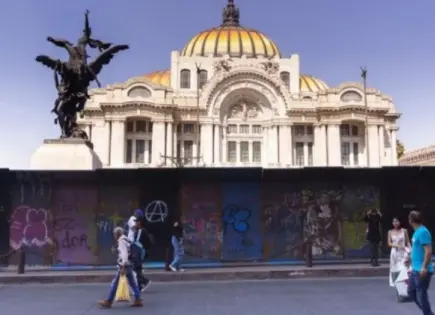 Turistas critican vallas que rodean Palacio de Bellas Artes