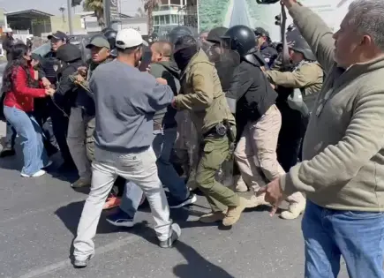 Video | Usan fuerza pública para desalojar bloqueo en la glorieta del Real Inn