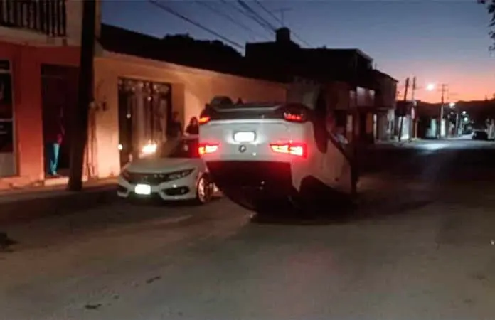 Vuelca camioneta cerca del Parque del Pueblo