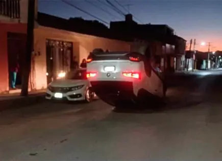 Vuelca camioneta cerca del Parque del Pueblo