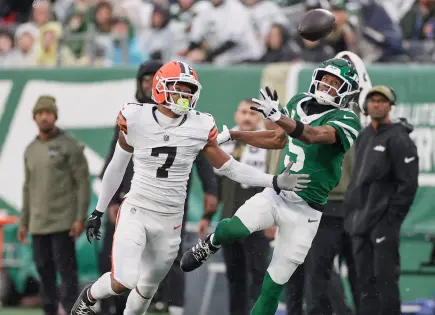 Garrett Wilson de los Jets evaluado por lesión en rodilla