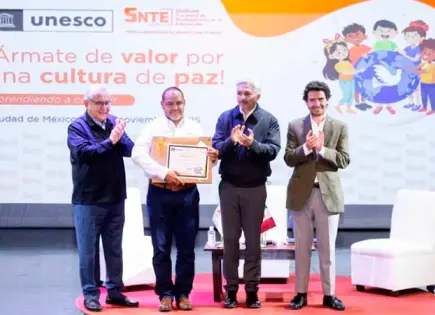 Maestros del SNTE reciben reconocimiento internacional por su labor educativa