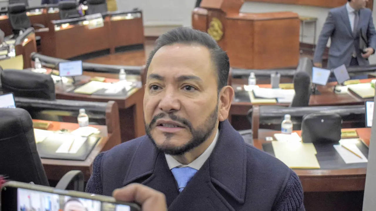 Serrano respalda a Arreola.