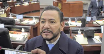 Serrano blinda a Arreola tras controversia por iniciativa de deuda