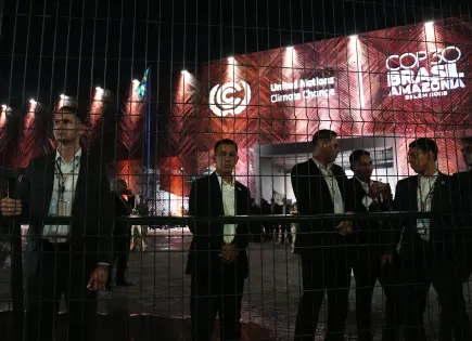 Activistas se enfrentan con seguridad en cumbre climática de Belém Activistas se enfrentan con seguridad en cumbre climática de Belém