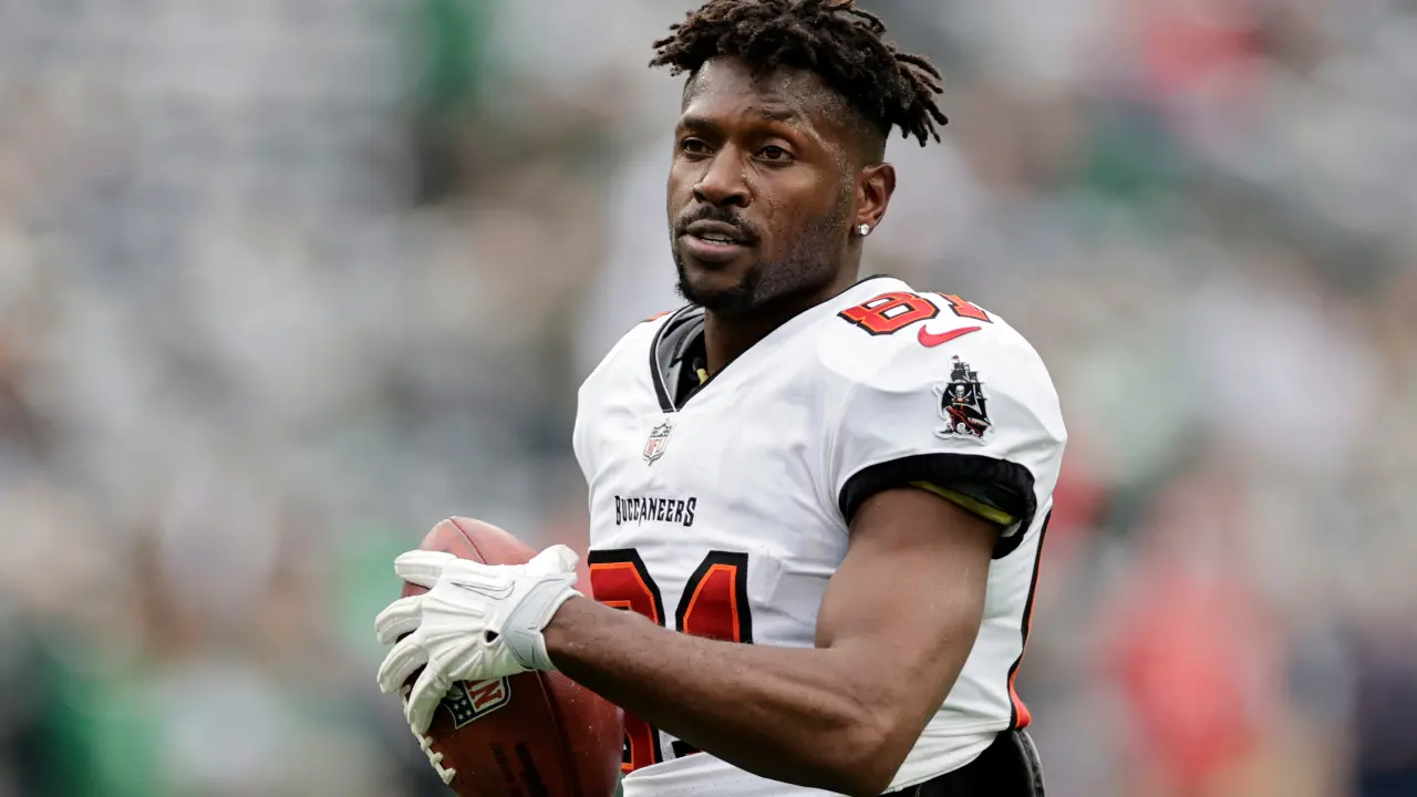 Antonio Brown regresa a Miami para enfrentar cargo de intento de asesinato