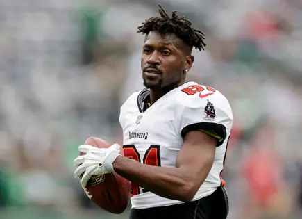 Antonio Brown regresa a Miami para enfrentar cargo de intento de asesinato