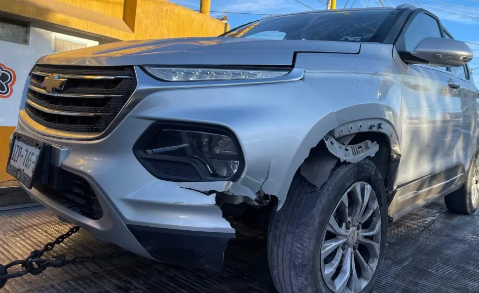 Camioneta vuelca tras chocar contra jardinera en Soledad