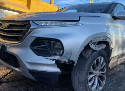 Camioneta vuelca tras chocar contra jardinera en Soledad