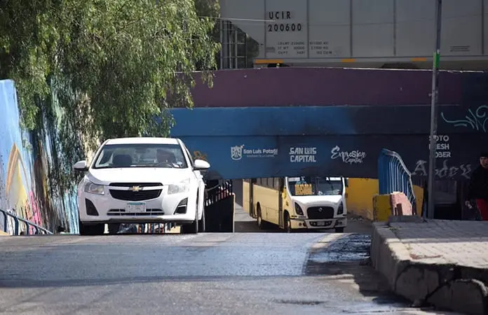 Cierran el puente Othón por el exceso de agua