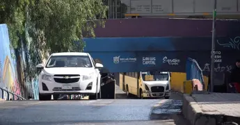 Cierran el puente Othón por el exceso de agua