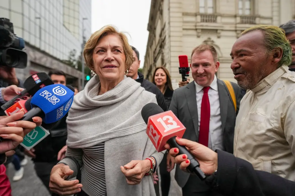 Evelyn Matthei se postula como candidata presidencial en Chile