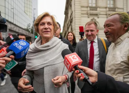 Evelyn Matthei se postula como candidata presidencial en Chile