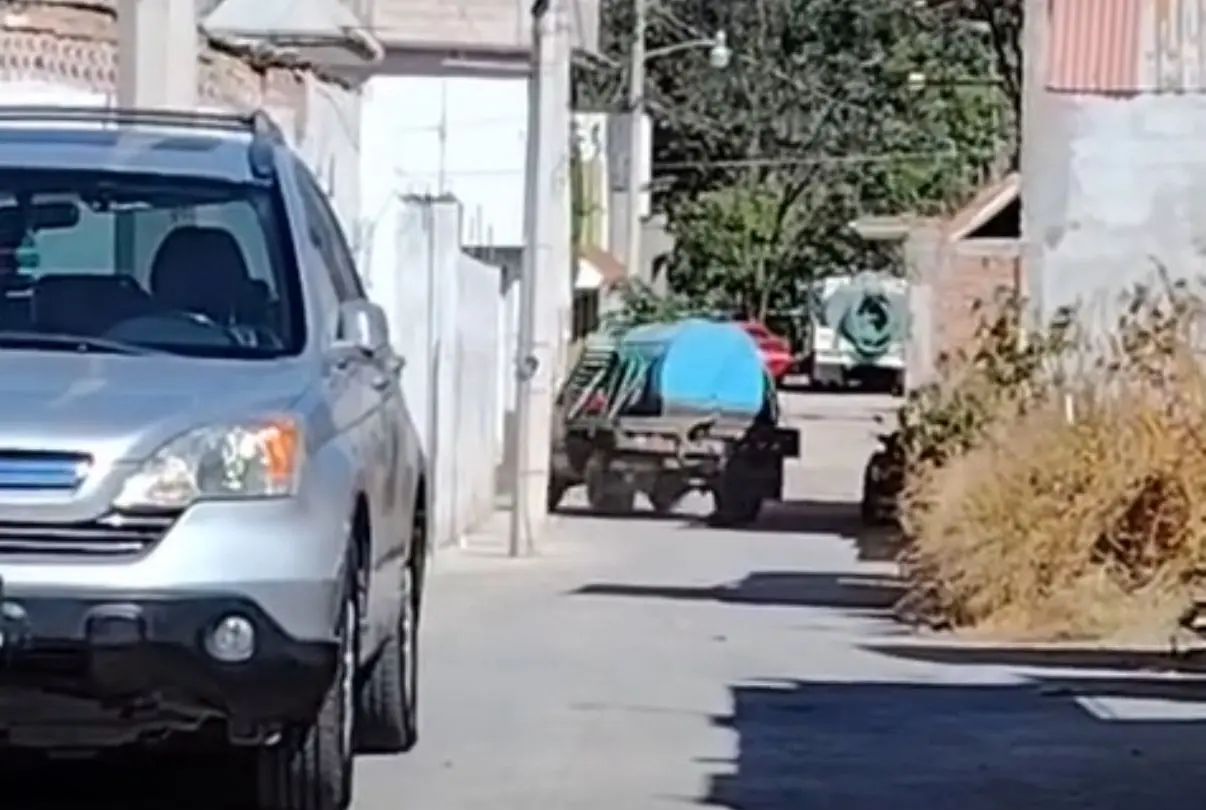 Graban a perrito siendo jalado por una pipa en Santa María del Río