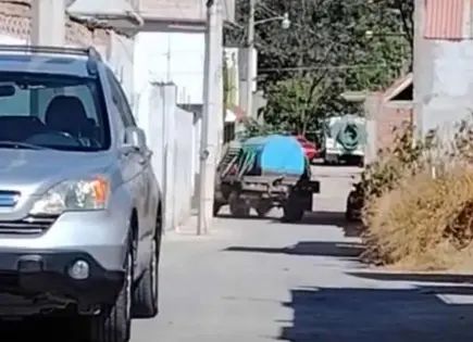Graban a perrito siendo jalado por una pipa en Santa María del Río