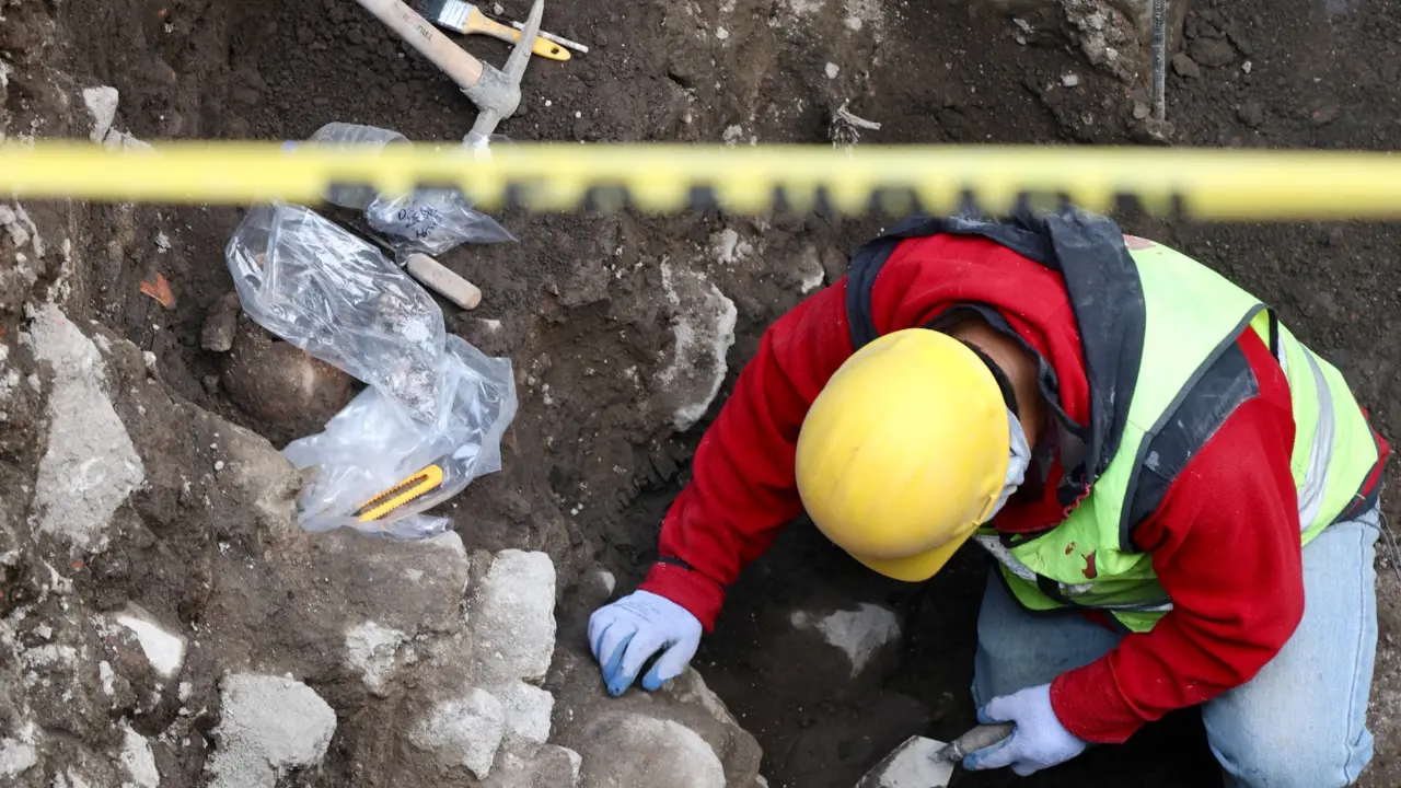 INAH descubre cráneo humano y cerámica en proyecto de Calzada Flotante