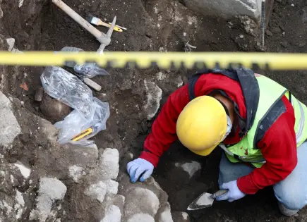 INAH descubre cráneo humano y cerámica en proyecto de Calzada Flotante