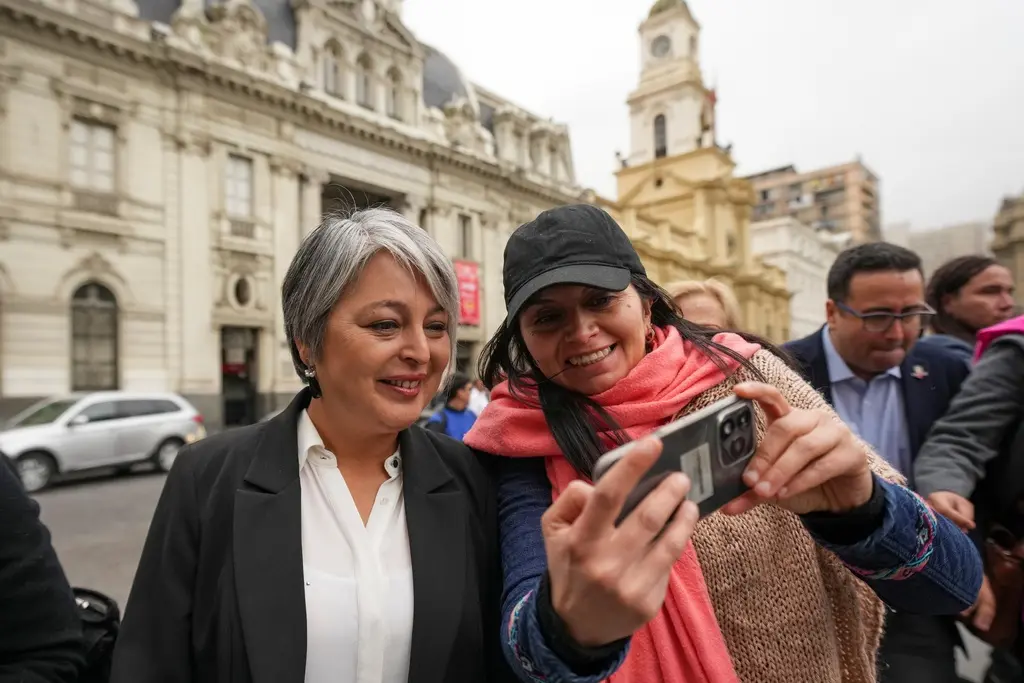Jeannette Jara, la candidata comunista que desafía las elecciones presidenciales de Chile