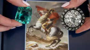 Subastan broche de diamantes perdido por Napoleón