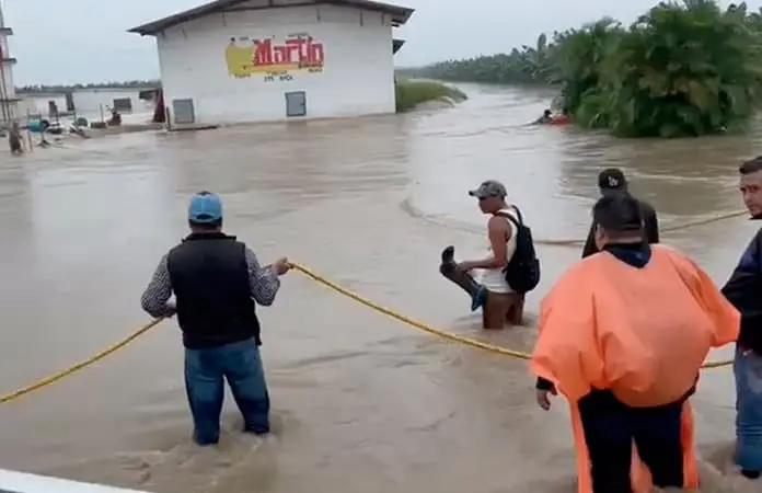 Luvias desbordan río en zona serrana de Tabasco