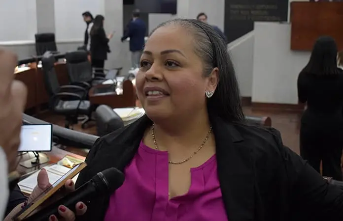 Renuncia Martha Aradillas al Congreso