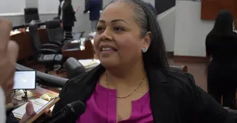 Renuncia Martha Aradillas al Congreso