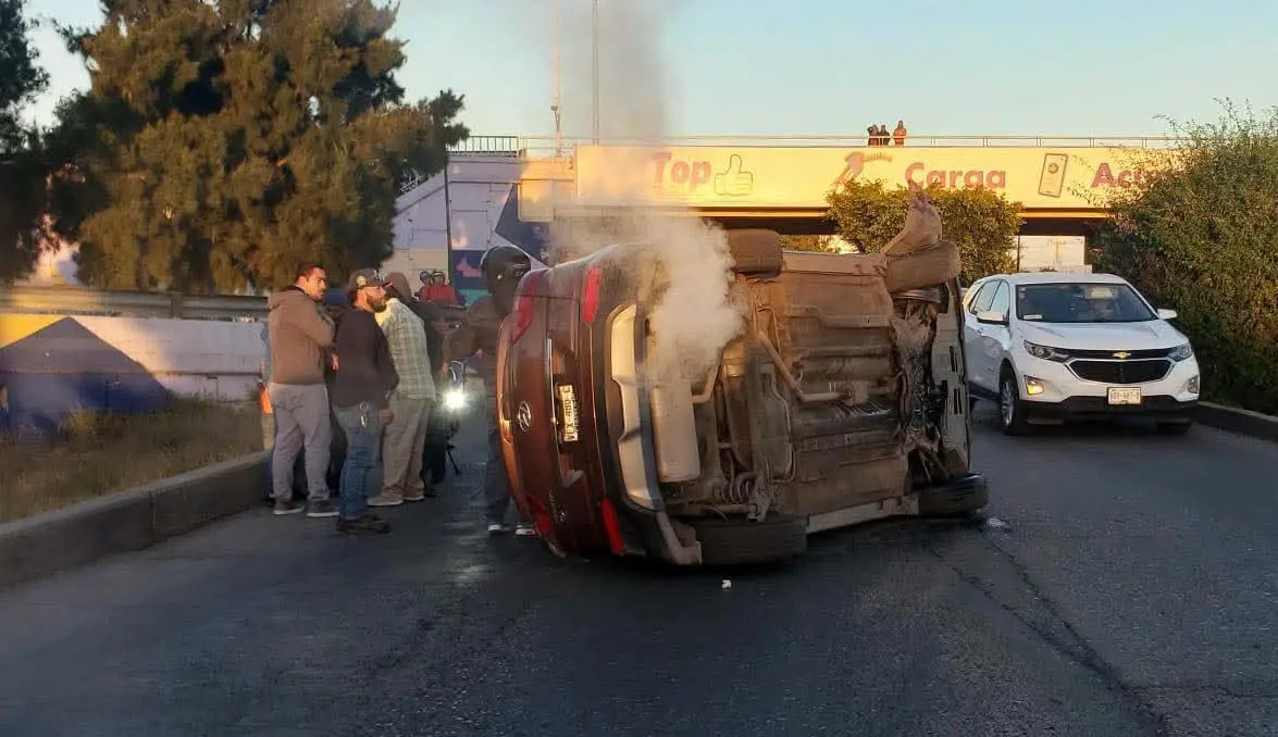Volcadura de camioneta en Salvador Nava deja solo daños materiales