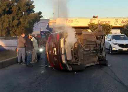 Volcadura de camioneta en Salvador Nava deja solo daños materiales