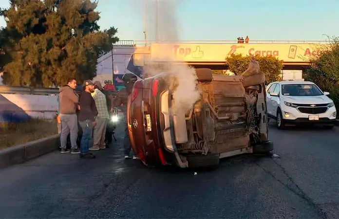 Vuelca una camioneta en Av. Salvador Nava