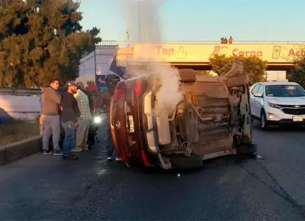 Vuelca una camioneta en Av. Salvador Nava