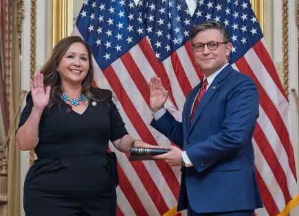 Adelita Grijalva jura como nueva representante de EEUU, firma petición para votar archivos Epstein