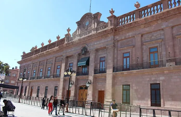 Anuncia Lara Enríquez un recorte de personal