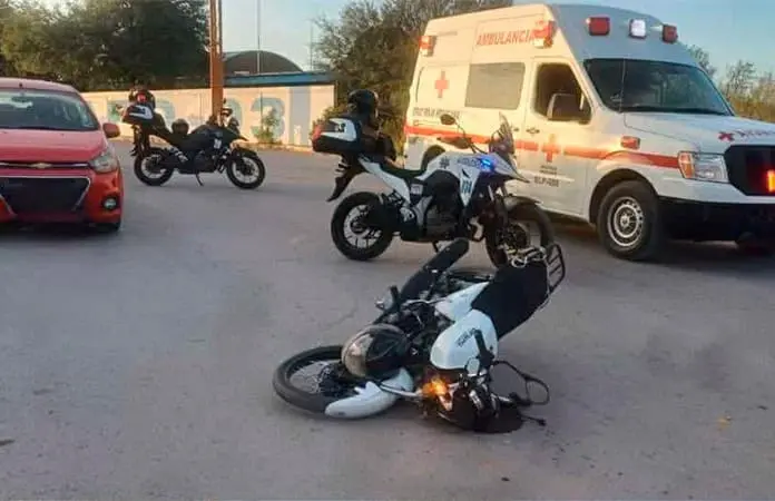 Auto arrolla a motociclista