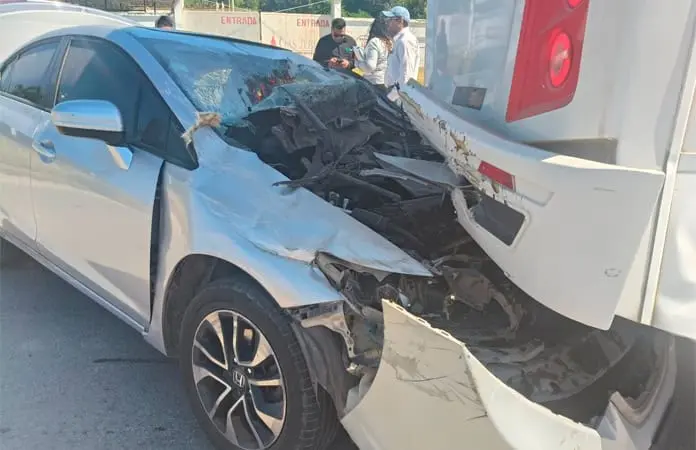 Automóvil acaba bajo un autobús urbano; conductor “la libra“